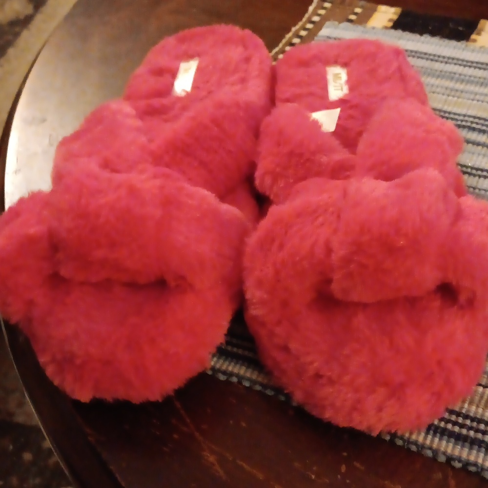 ❤️ FINAL REDUCTION Fuzzy Slippers